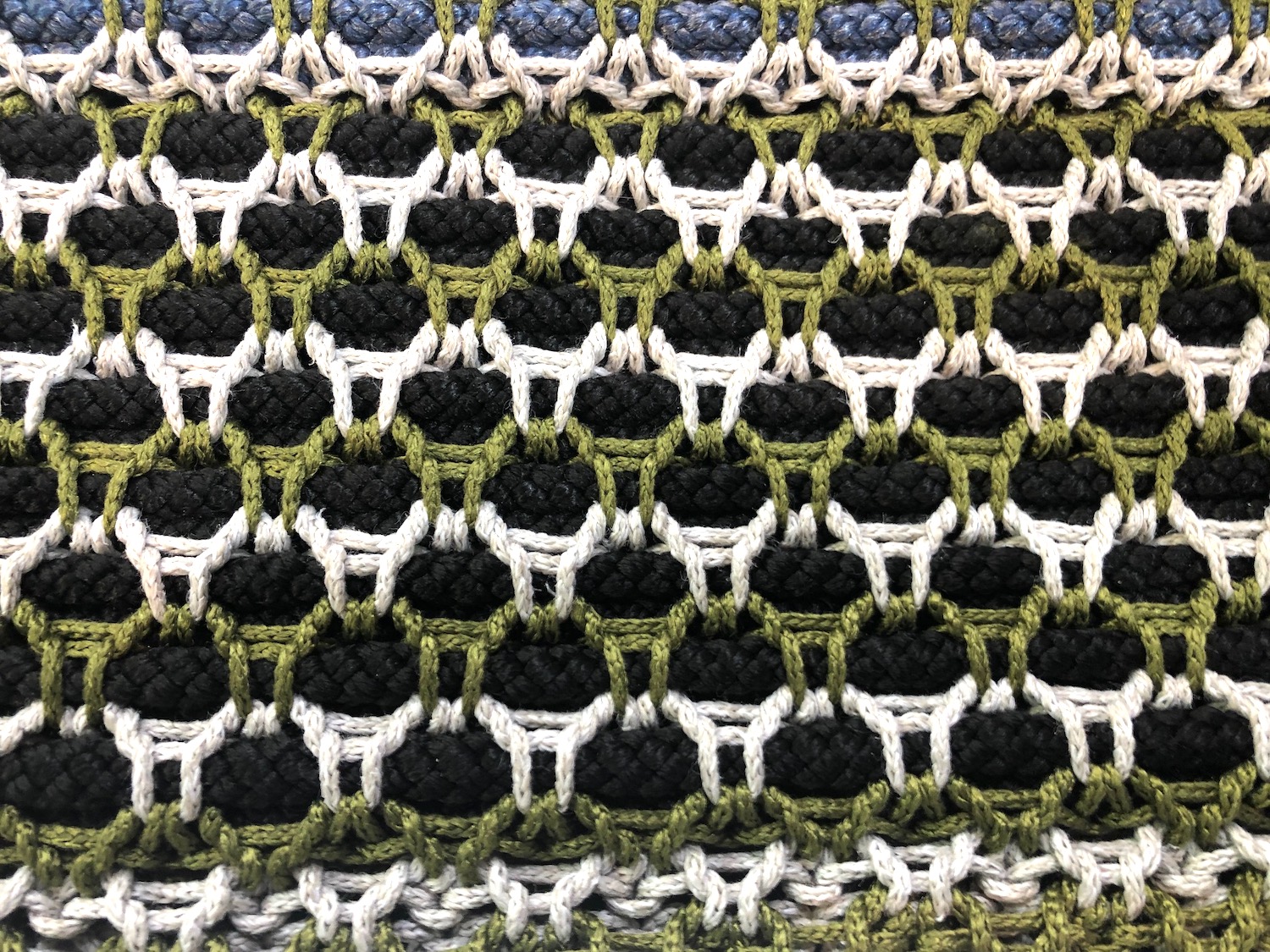 Ultra-coarse gauge rug sample knitted in 0.75-gauge on Mandarin’s F20 101 TD machine. © Knitting Industry