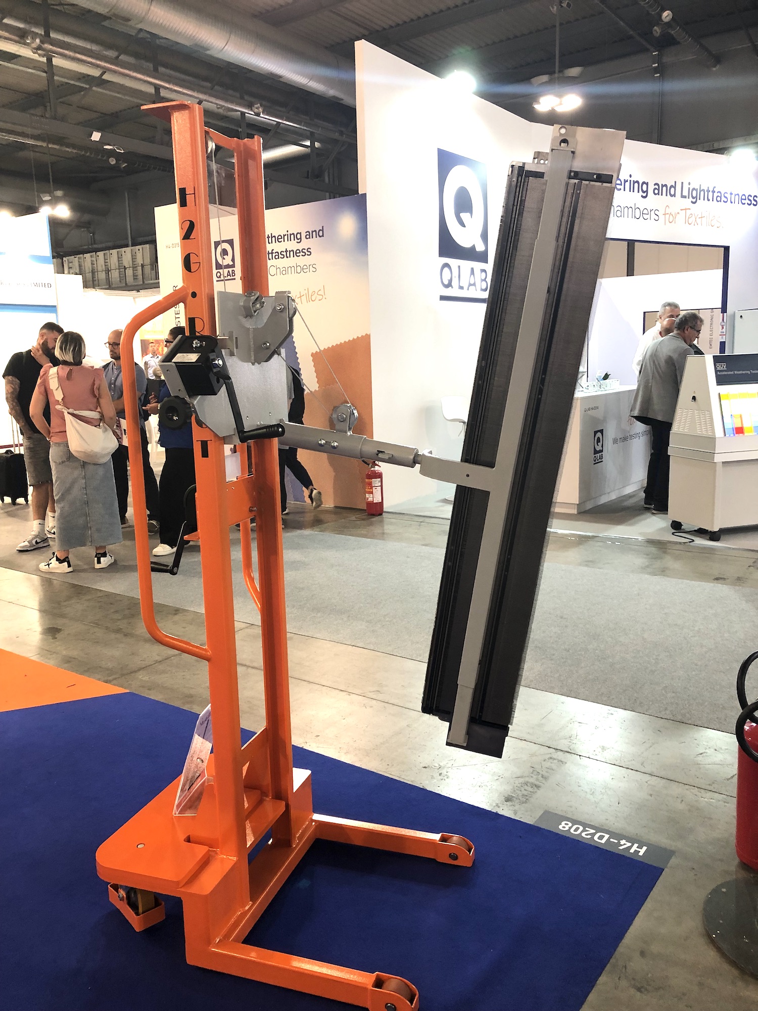H2G Robot is a robotic lifter for removing needlebeds. © Knitting Industry