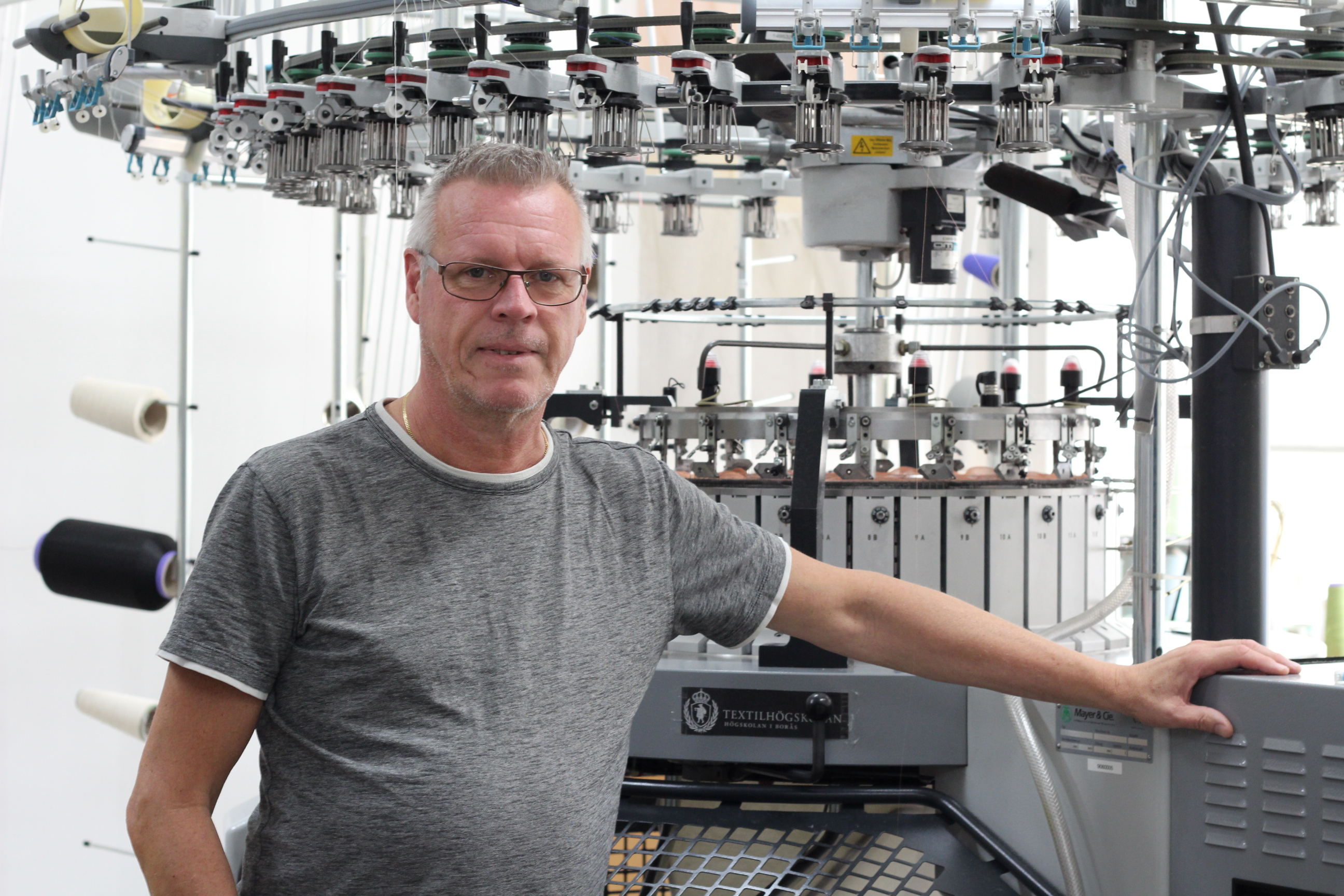 Industry experienced circular knitting technician Stefan Gustafsson with the Mayer & Cie. Relanit 0.8 machine. © Swedish School of Textiles