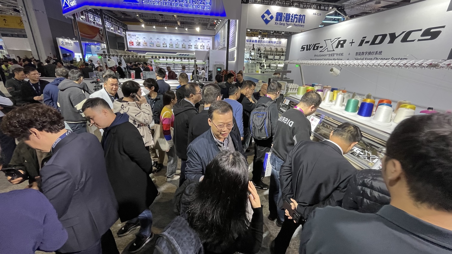 Up to 8 colours are supported per unit, and with 2 units on each side feeding a total of 4 active yarn carriers, 32 colours are supported by i-DYCS alone. © Shima Seiki