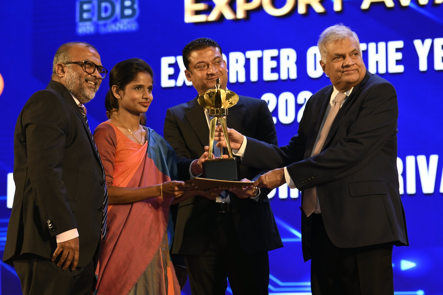 President Ranil Wickramasinghe handing over the "Exporter of the Year" Award for 2022/23 to Ziyan Zahir, CEO - MAS KREEDA and Buddhini Gayanthi, Team Member - Sewing at MAS KREEDA. © MAS Holdings