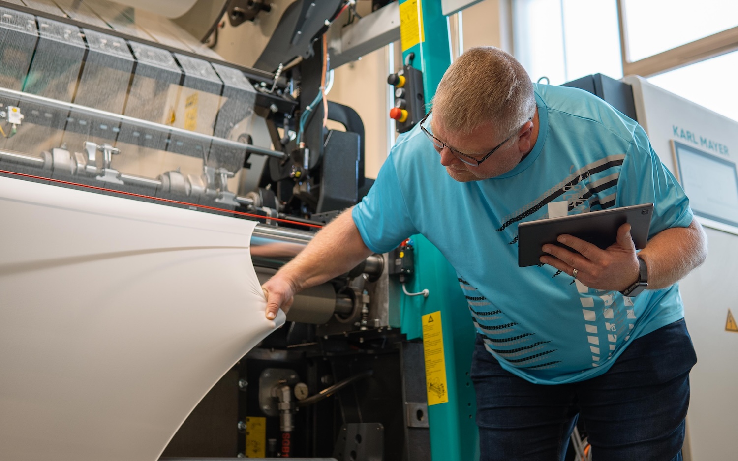 QMS avoids unintentional machine stops due to detection errors, but also detects quality defects that are difficult to identify. © Karl Mayer Group