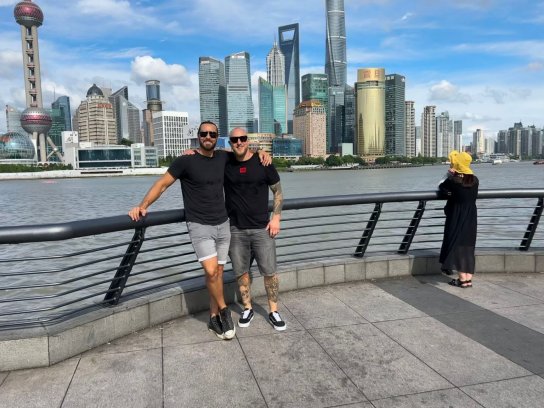 First day in his new temporary home: Caine-Allen Bauser with Benjamin Mayer at the Bund in Shanghai. © Mayer & Cie.