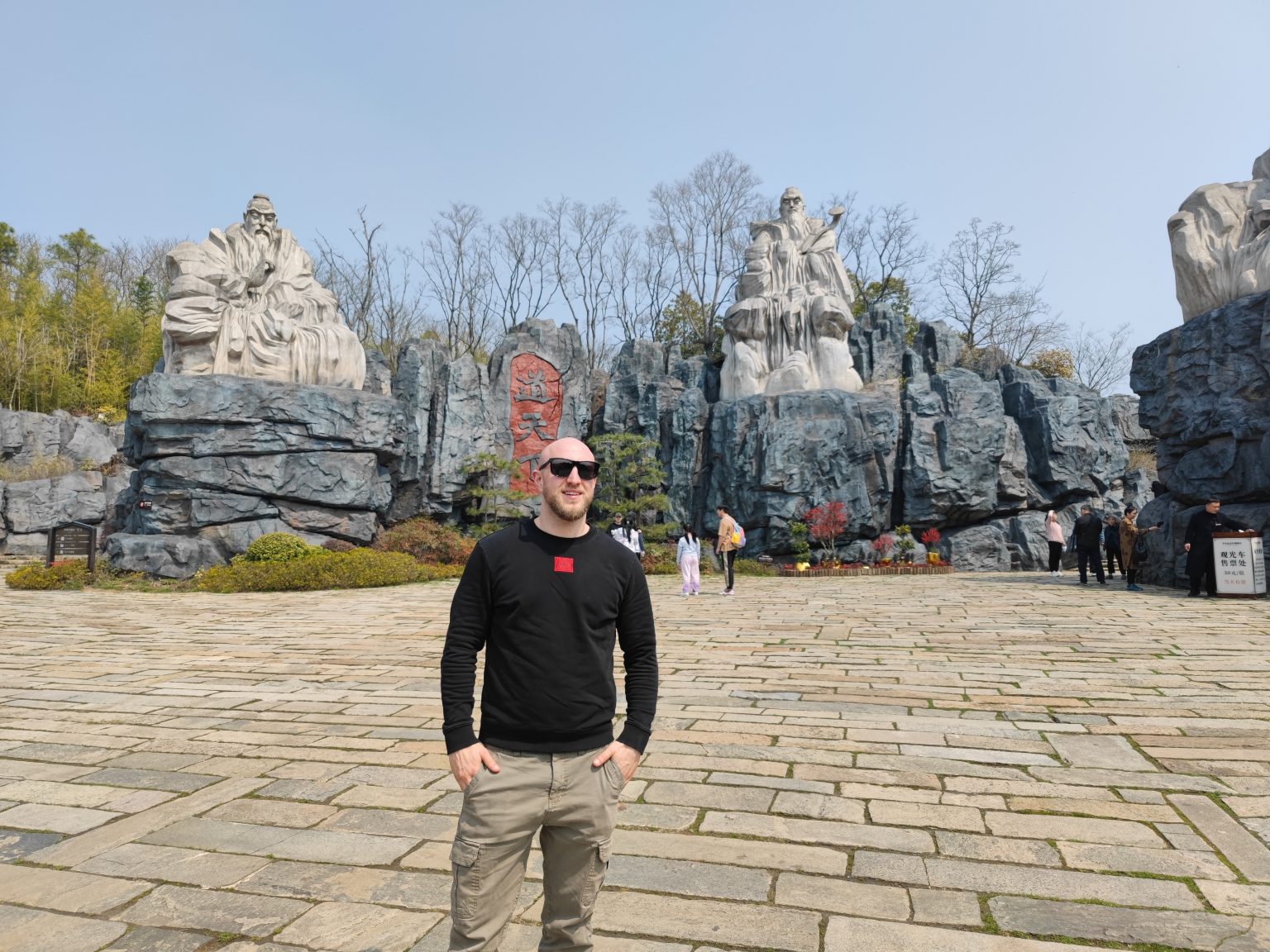 Caine-Allen visiting the Maoshan temple: foreign and adventurous but also often a solo venture. Most German expats have their families with them or have a Chinese wife. © Mayer & Cie.