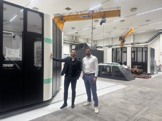 Benjamin Mayer and Sebastian Mayer next to the fourth DMG Mori. © Mayer & Cie.