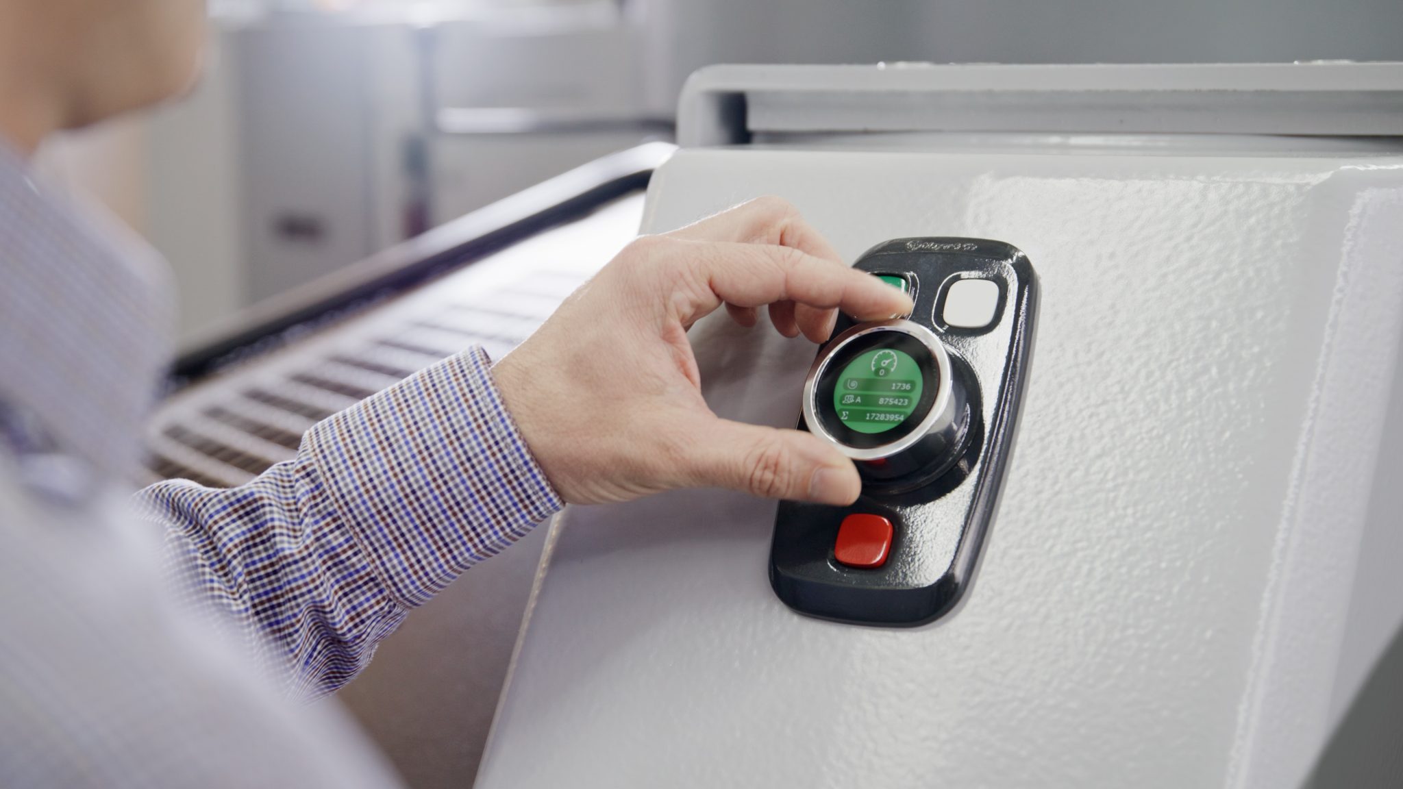Control 5.0 in the SmartControl option consists of up to four SmartKnobs on the machine. These small displays allow users to acess all relevant machine functions. © Mayer & Cie.