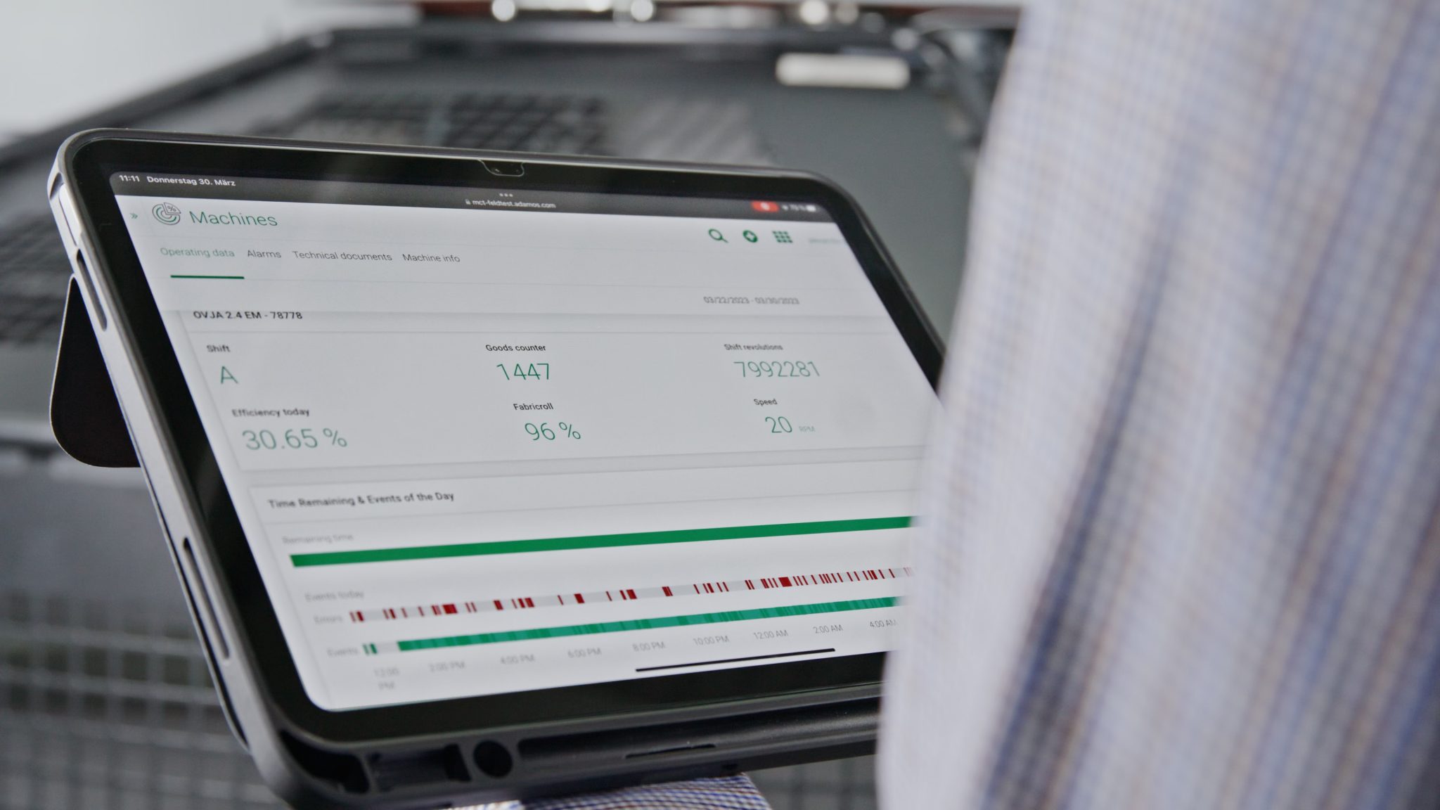 More advanced settings can be made by the knitting mill manager using their own mobile device. If the customer works with knitlink, key production data is displayed on their dashboard. © Mayer & Cie.
