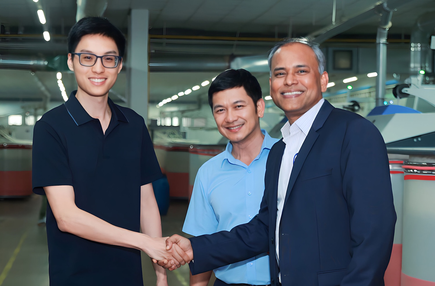 From left to right: Adrian Song (Vice Chairman of Mei Sheng) shakes hands with Nguyen Huy Hoang (Director of Tam Lien) and Umesh Kalyanappa (Managing Director of Trützschler Vietnam). © Trützschler Card Clothing GmbH