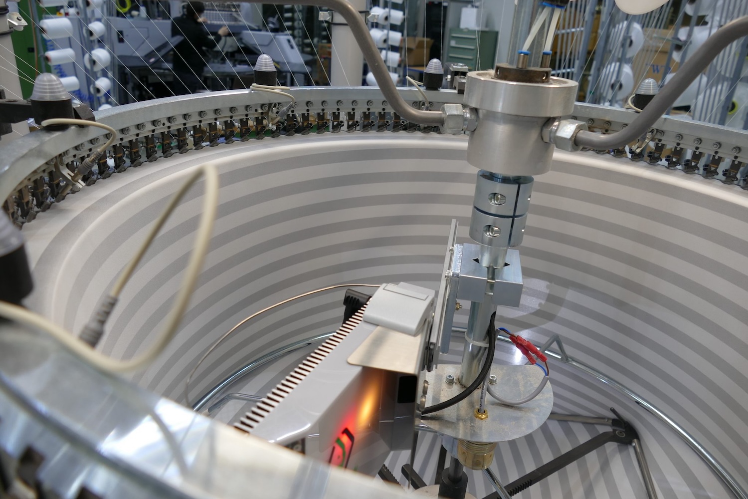 knithawk is a tool for optical defect detection. He sits directly at the knitting point. © Mayer & Cie.