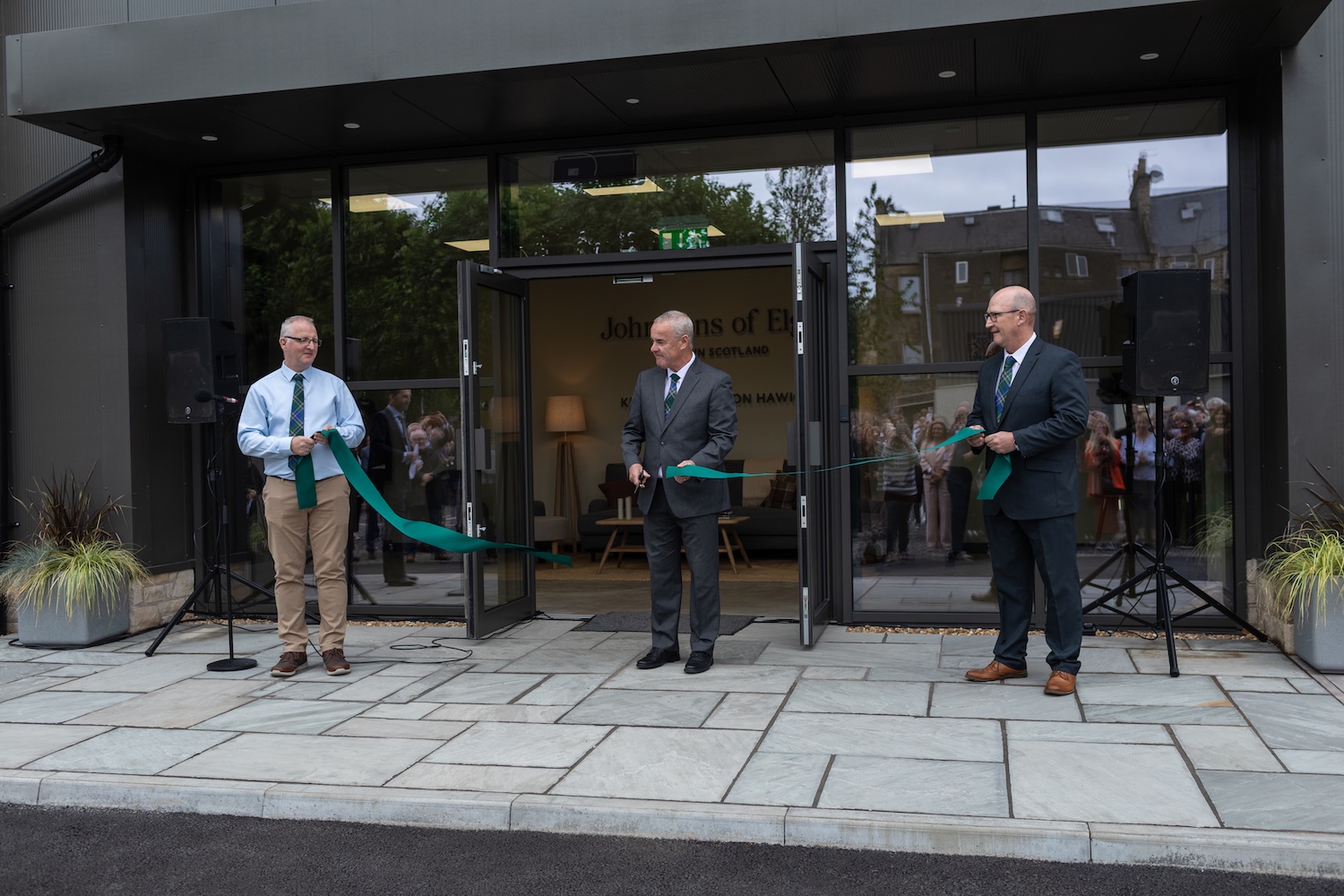 Yesterday’s ribbon cutting ceremony was led by Johnstons’ longest-serving Hawick colleague, Brian McColm (43 years of service), who was joined by Ross Pringle (41 years) and Richard Knight (40 years), a combined 124 years of dedication to Johnstons of Elgin. © Johnstons of Elgin